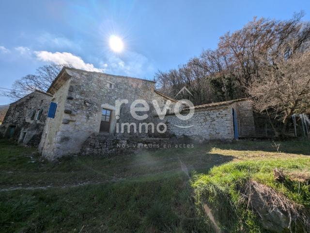 Potentiel exceptionnel pour cet ensemble immobilier à rénove. 177m² Roche Saint Secret Béconne