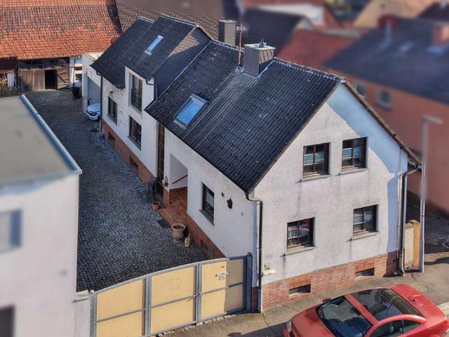 Potenzial & Charme: Einfamilienhaus mit großem Scheunenareal und Garten für Individualisten