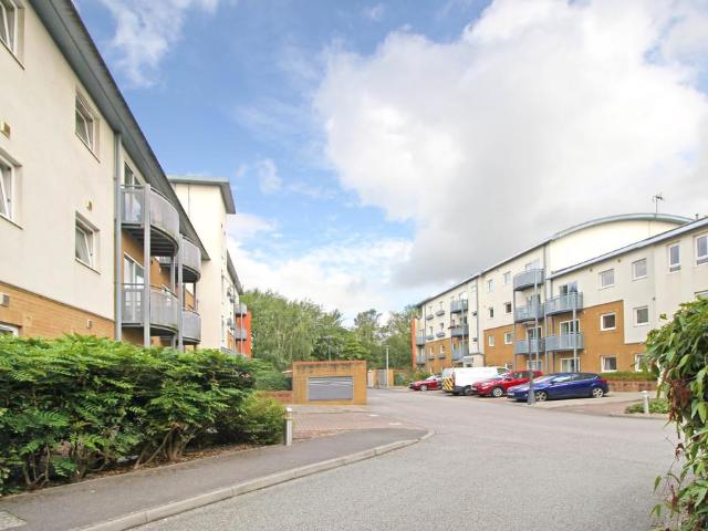 Pound Hill, Crawley 2 bed ground floor flat to rent £1,500 pcm £346 pw