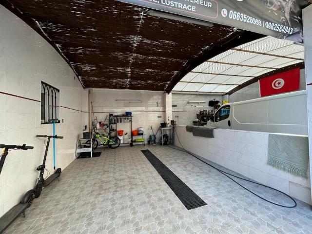Pour investissement: local commercial + parkings + 3 logeme. 131m² Nice