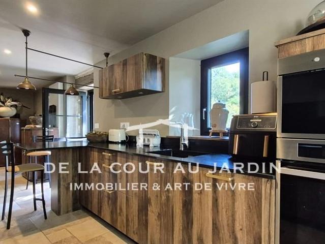 Un lieu de vie unique entre nature, confort et authenticité. 252m² Roquecor