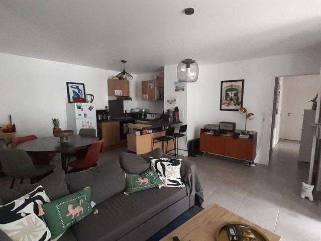 Pour visiter, appeler au 02.23.55.91.17. Cet appartement de type 3 récent vous offre une entr.