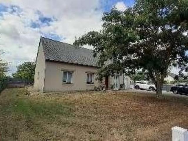 Pour visiter, appeler le 02.23.55.91.17 TORCE, Cette maison d'habitation vous offre: Au rez.