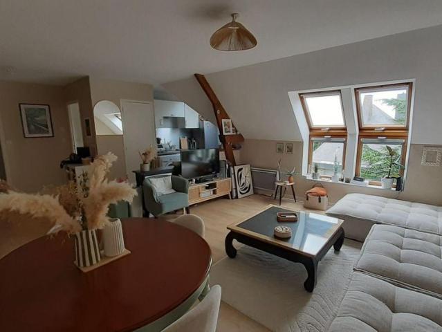 Pour visiter, appeler le 02.23.55.91.17 VITRE. Ce bel appartement de type 2 situé au 3ème étag.