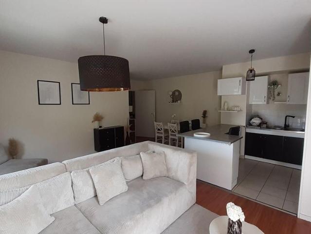 Pour visiter, appeler le 02.23.55.91.17 VITRE, Quartier BEAUVAIS. Un très bel appartement de.