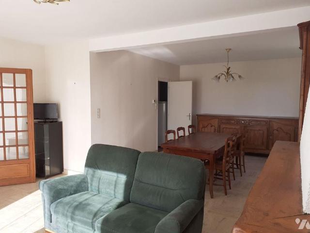 Pour visiter, appeler le 02.23.55.91.17 Cette grande maison sur sous sol comprend: Au rez.