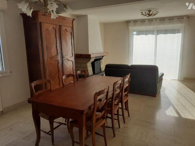 Pour visiter, appeler le 02.23.55.91.17 Cette grande maison sur sous sol comprend: Au rez.