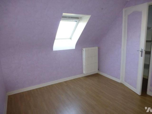Pour visiter, appeler le 02.23.55.91.17 ERBREE. Cette maison de bourg vous offre: Au rez d.