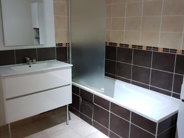 Pour visiter, appeler le 02.23.55.91.17. MECE, en campagne, Maison T3 de plain pied comprenant.
