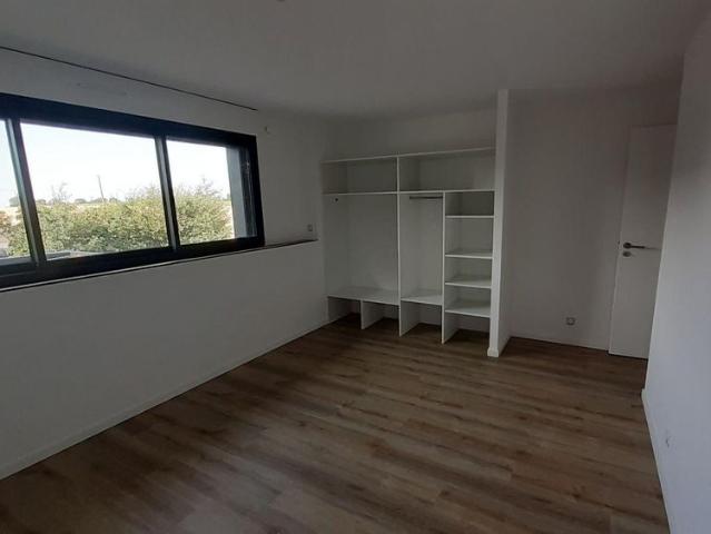 Pour visiter et renseignements, appeler le 02.23.55.91.17 Située à 2 pas d'Etrelles, cette mai.