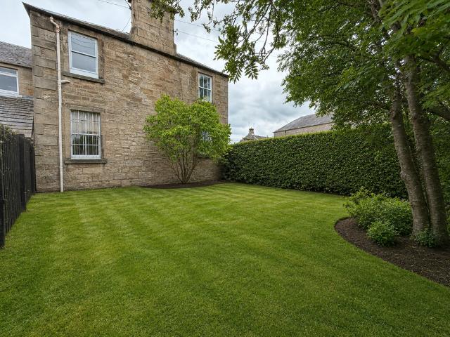 Powdermill Brae, Gorebridge EH23 4 bed apartment to rent £1,475 pcm £340 pw
