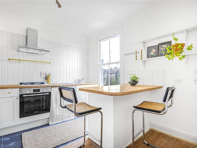 Powerscroft Road, Hackney, London, E5 2 bed apartment to rent £2,750 pcm £635 pw