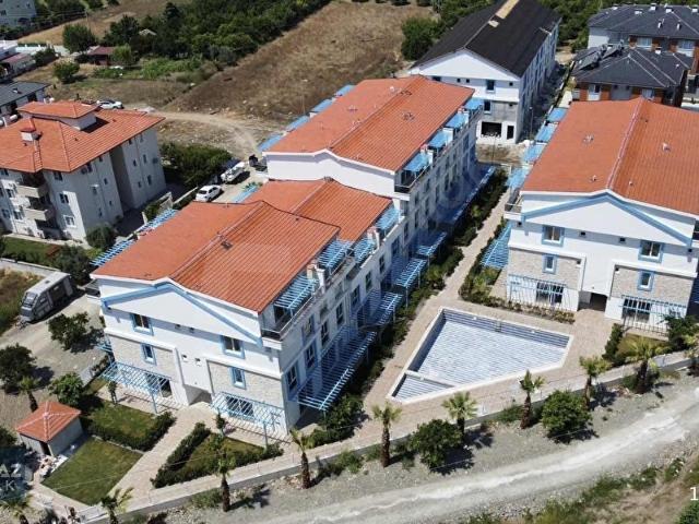 POYRAZ EMLAKALAÇATI EVLERİNDE HAVUZ MANZARALI GENİŞ 2+1
