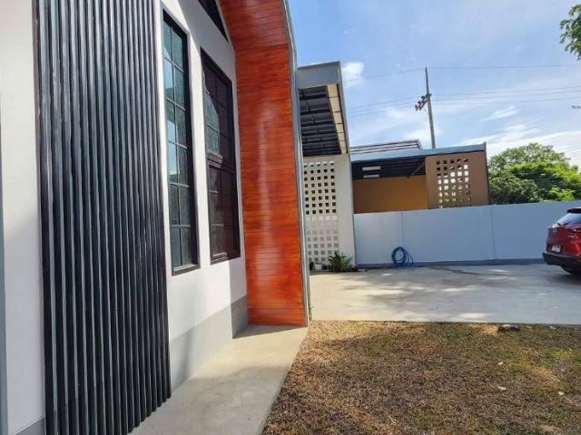 ปล่อยเช่าบ้านใหม่หลังใหญ่ที่ดินกว้างโซนสารภี หลังเทศบาลขัวมุง ทำเลเยี่ยมบรรยากาศเงียบสงบ ไม่วุ่นวาย ใกล้ถนนใหญ่ หน้าปากซอยมี7 11,ร้านขายของชำ