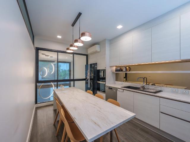 ปล่อยเช่า Townhome 3.5 ชั้น บ้านหลังมุม ตกแต่งสวยด้วยเฟอร์นิเจอร์นำเข้าและหินอ่อนแท้ ซอยเสริมสุข ประชาชื่น — ใกล้ทางด่วนและรถไฟฟ้า