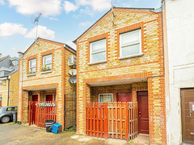 Plough Lane, Teddington TW11 1 bed flat to rent £1,650 pcm £381 pw