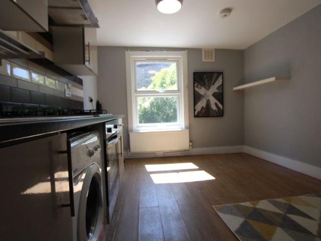 Plough Road, London SW11, 3 bed flat to rent, £2,800 pcm | PrimeLocation