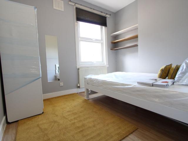 Plough Road, London SW11, 3 bed shared accommodation to rent, £3,000 pcm | PrimeLocation