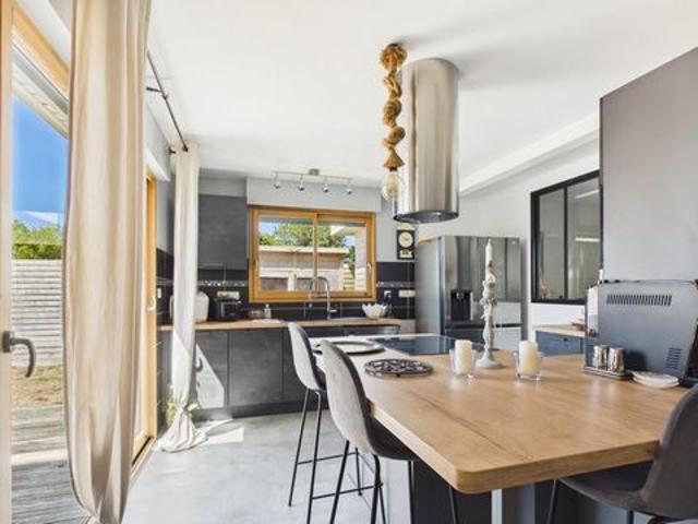 PLOUNÉVEZ LOCHRIST – Maison de plain pied rénovée de 168 m² à 1 km des dunes de Keremma