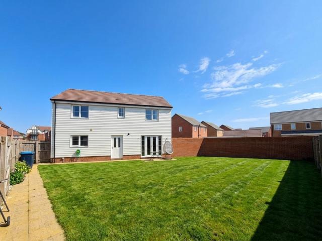 Plover Crescent, Essex CM17 4 bed detached house to rent £2,750 pcm £635 pw