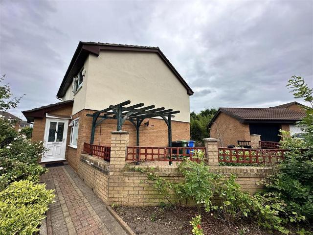 Plover Drive, Broadheath, Altrincham 2 bed semi detached house to rent £1,400 pcm £323 pw