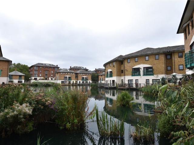 Plover Way, London SE16 2 bed apartment to rent £2,300 pcm £531 pw