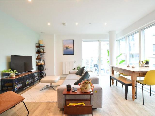 Plowden Road, London, SE3 2 bed apartment to rent £2,450 pcm £565 pw