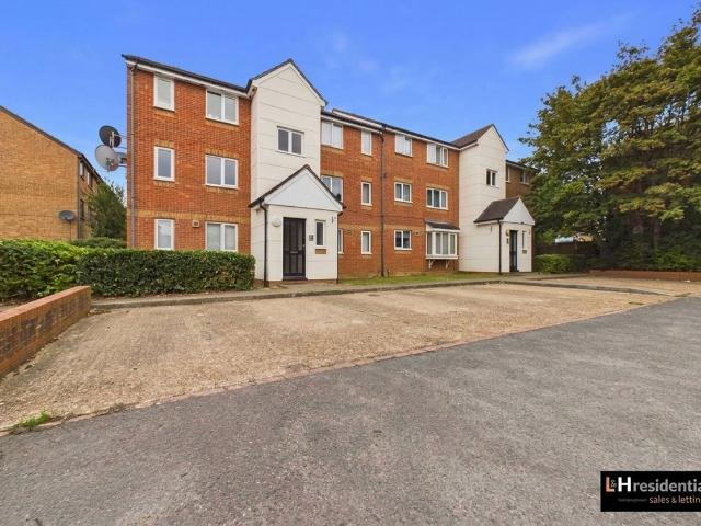Plowman Close, London N18, 1 bed flat to rent, £1,400 pcm | PrimeLocation