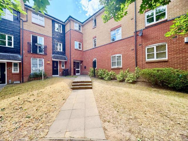 Plomer Avenue, HODDESDON 2 bed flat to rent £1,375 pcm £317 pw