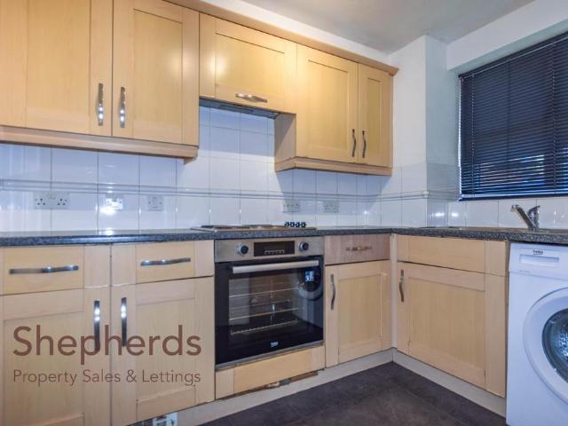 Plomer Avenue, Hoddesdon EN11 2 bed flat to rent £1,195 pcm £276 pw