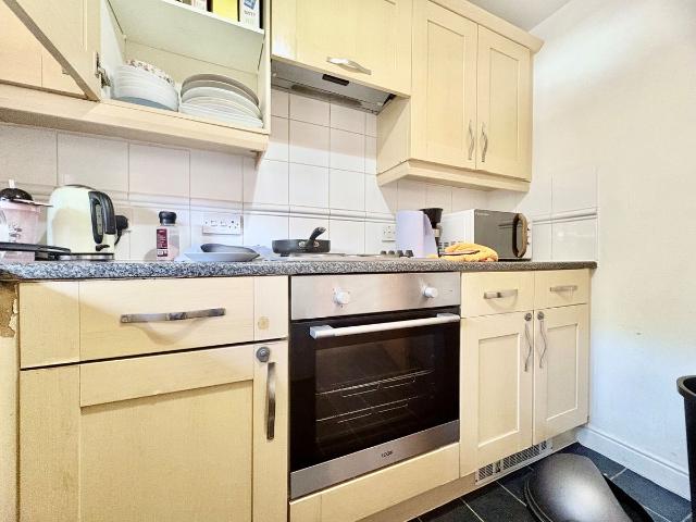 Plomer Avenue, Hoddesdon EN11, 2 bed flat to rent, £1,400 pcm | PrimeLocation