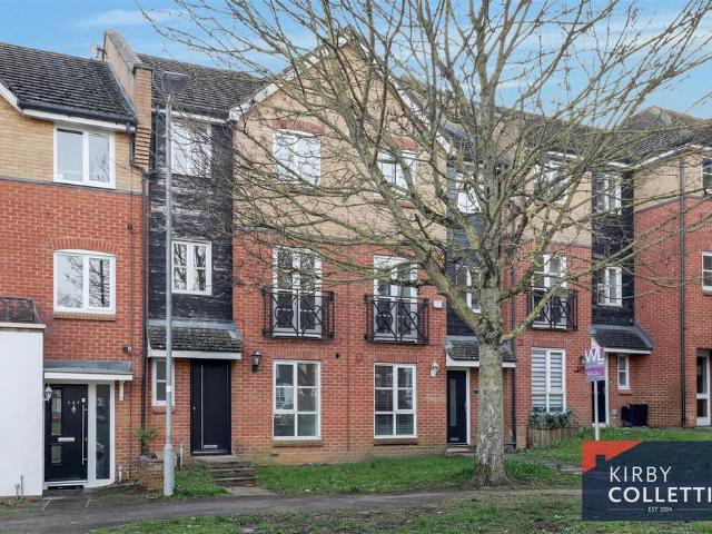 Plomer Avenue, Hoddesdon, Herts 3 bed townhouse to rent £2,395 pcm £553 pw
