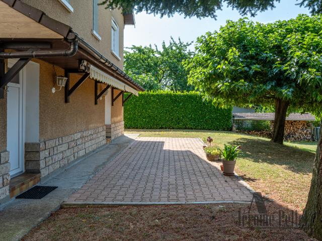 Plateau à aménager avec jardin et parking à Ternay
