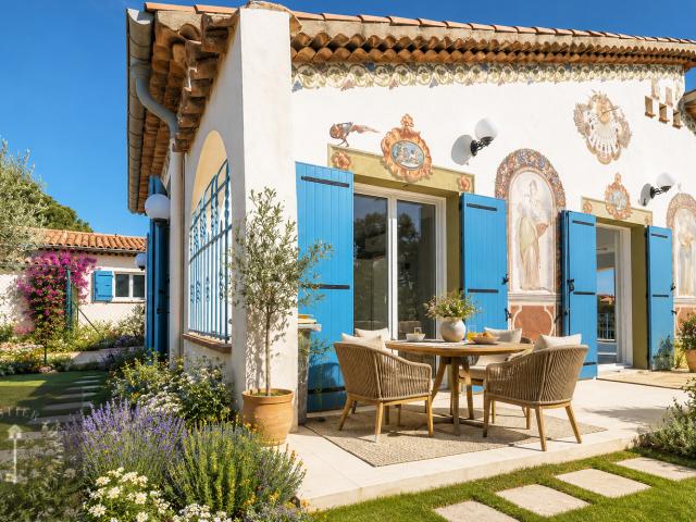 PLATEAUX FLEURIS Élégante villa 4 pièces avec vaste jardin, vue mer et stationnements privatifs