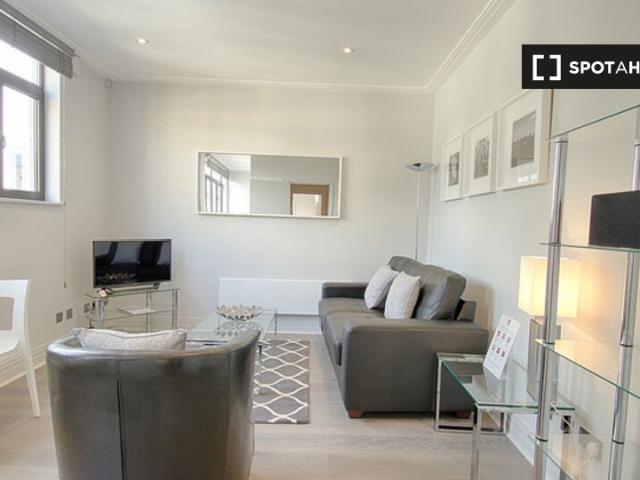 Platforms 3 4, Crescent, London, EC3N 2LY, United Kingdom | 1 bed apartment for rent #23147425 | Rentberry