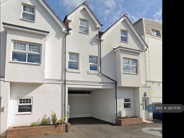 Platinum Apartments, Kenley, CR8 2 bed flat to rent £1,650 pcm £381 pw