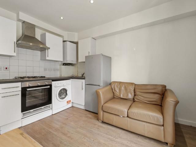 Platinum Court, Cephas Avenue, Stepney Green E1, 1 bed flat to rent, £1,600 pcm | PrimeLocation