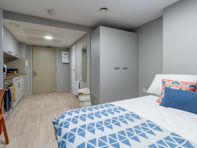 Platinum Deluxe Studio Floors 7 10 at. Studio to rent £1,044 pcm £241 pw