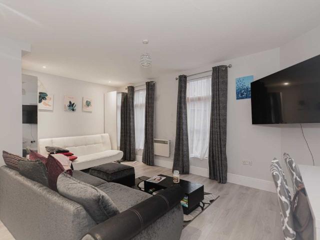 Platinum House, 13 15 High Street KT19, 1 bed flat to rent, £1,400 pcm | PrimeLocation