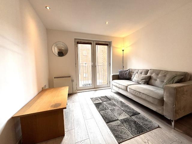 Platt House, 5 Elmira Way, Salford Quays, Manchester M5, 2 bed flat to rent, £1,200 pcm | PrimeLocation