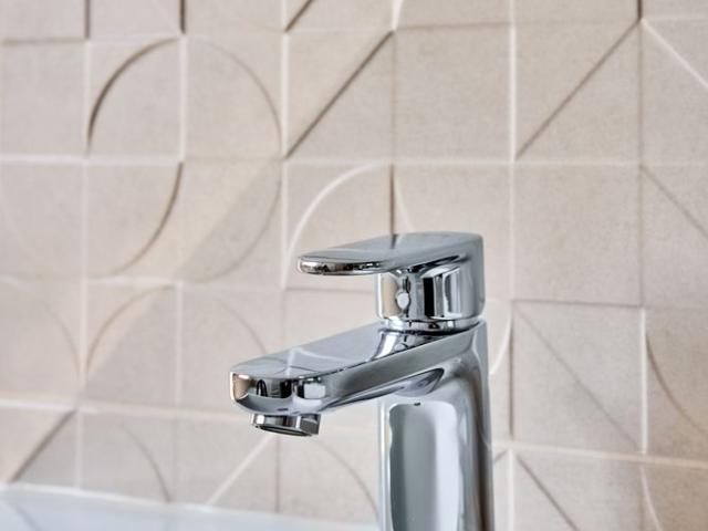 Plattenbau NEU gedacht: Bad mit Wanne und Dusche  weißer WBS für einen 3 Personen Haushalt erforderlich