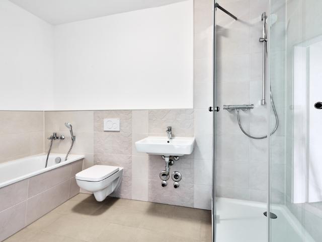 Plattenbau NEU gedacht: Bad mit Wanne und Dusche  weißer WBS für einen 3 Personen Haushalt erforderlich