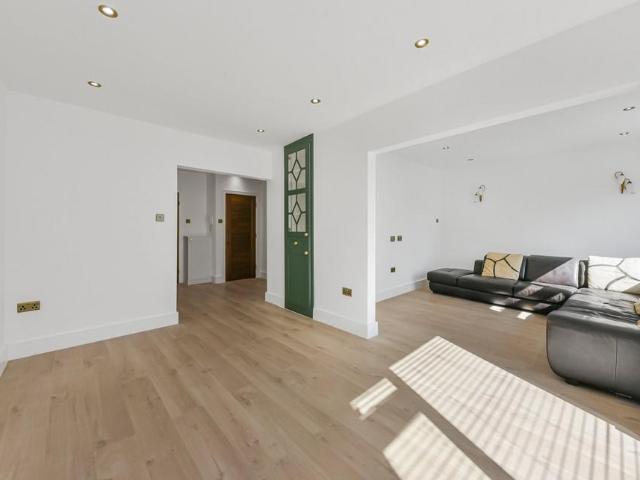 Platts Lane, London, NW3 3 bed flat to rent £3,500 pcm £808 pw