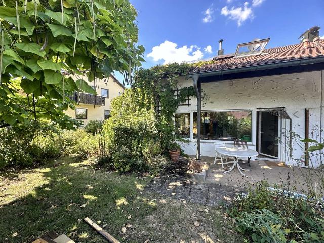 Platz für Generationen: Charmante DHH mit Einliegerwohnung mit tollem Garten