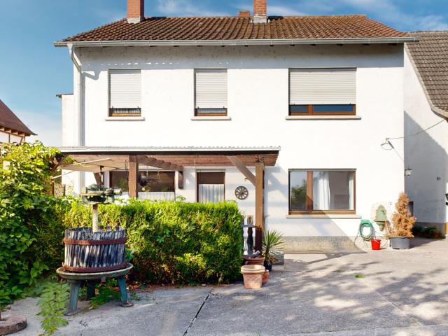 ~~ PLATZ FÜR DIE FAMILIE HAUS MIT 2 WOHNUNGEN, 2 GARAGEN, 2 STELLPLÄTZE UND KLEINEM GARTEN ~~