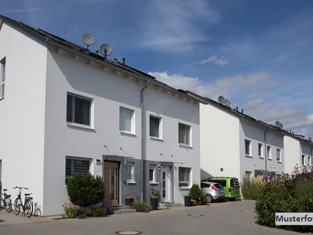 Platz für die ganze Familie + Großes Wohnhaus mit Garten und Garage