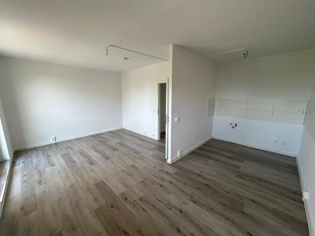 Platz für die ganze Familie! Helle 4 Zimmer Wohnung mit Balkon!