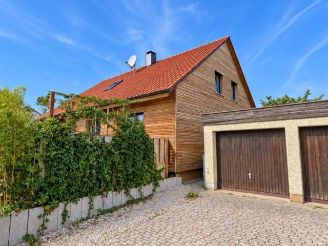 Platz für die ganze Familie: Modernisiertes Wohnhaus mit zwei Wohnebenen, Garten und Garagen in Postbauer Heng – mit Wohnungsrecht