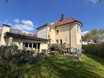 == Platz für die ganze Familie! Raumwunder mit Altbaucharme in ruhiger Innenstadtlage ==