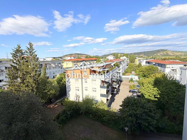 Platz für die ganze Familie: renovierte 3,5 Zimmer Wohnung mit West Loggia in Waiblingen